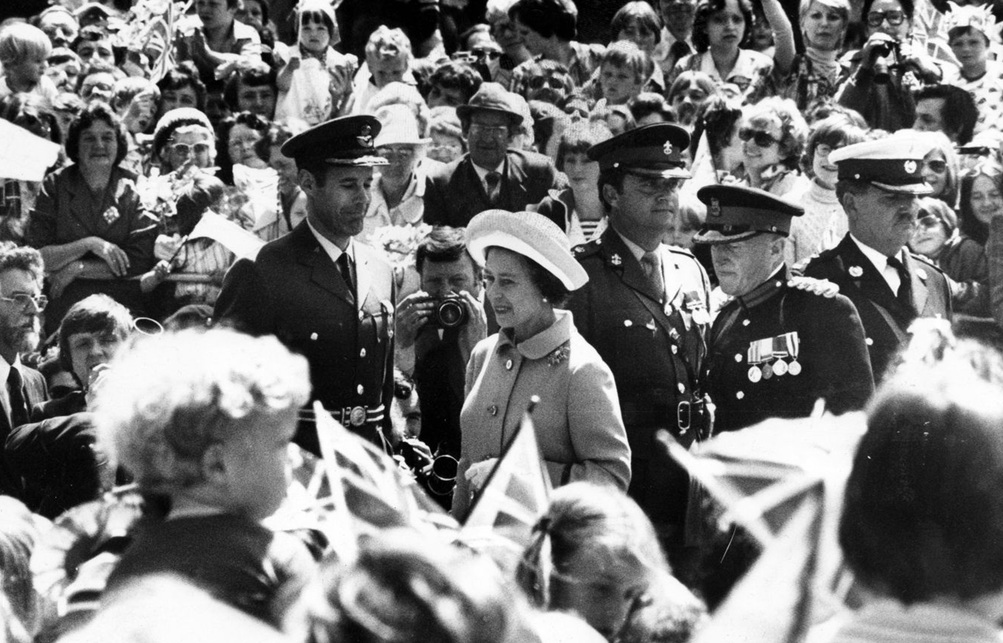 The Queen Tours the City